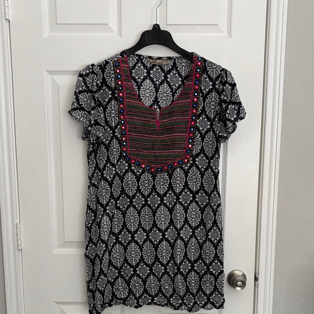 Elegant Black and White Women's Tunic with Pink Accents wr64